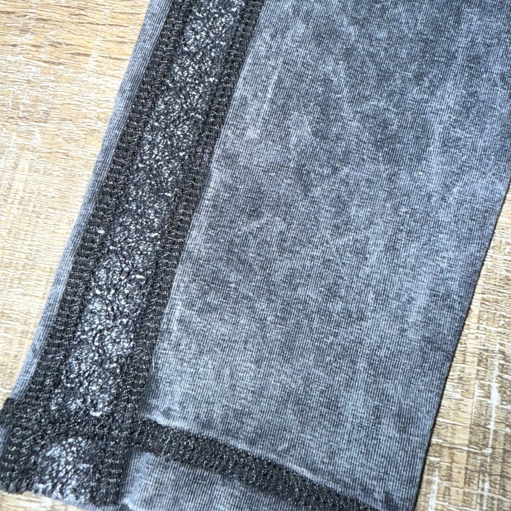 Aerie (XS) Grey Washed Pattern Chill. Play. Move Leggings with Knit Trim Sides - Picture 4 of 5